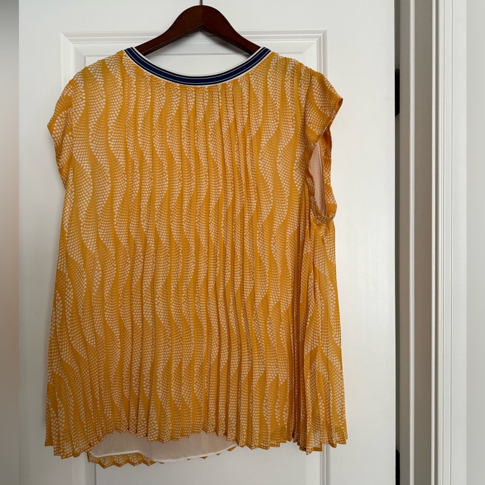 DR2 Gold/Yellow Pleated Flowy Patterned Blouse NWOT